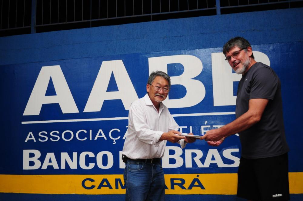 Aristeu Sakamoto recebe de Samir Andersen o comando da AABB de Cambará 