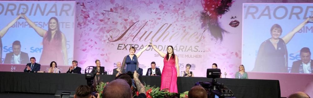 Olivia Della Mura e Claudineia Guerra Francisquini representaram a homenageada de Cambará