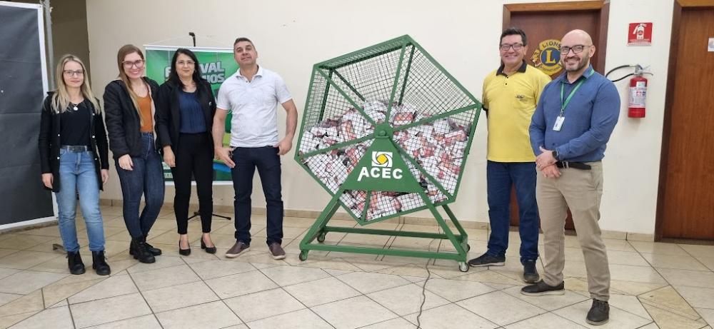 Parte da diretoria executiva da ACEC/Sicredi após o sorteio dos prêmios