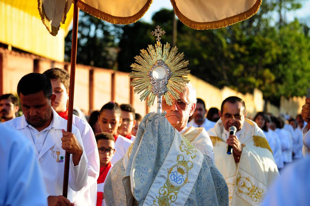 Corpo de Cristo percorreu as ruas de Cambará