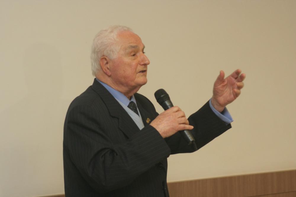 Dr. Alceu Vezozzo discursa na inauguração do Complexo Vezozzo na Vila Rotary em 20 de junho de 2017