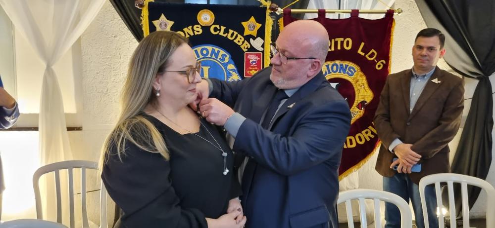 Rachel Fernandes Nogueira recebe o PIN de Presidente de Lions Clube de Cambará das mãos de Hosnander Marzenta