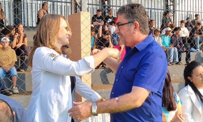 Chefe do NRE Ana Maria Molini e Prefeito de Cambará José Salim Haggi Neto. 