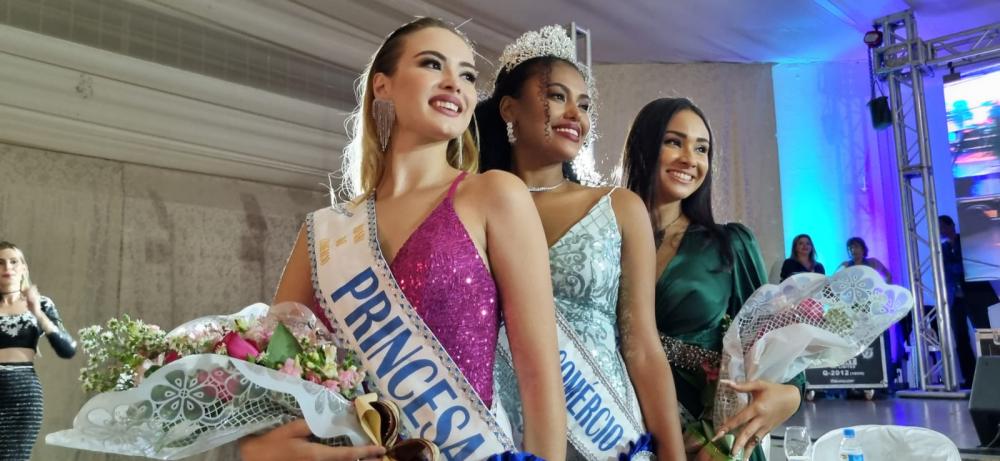 Ao centro a Vitória Martins seguida de Luana Giavina Bianchi conquistou o título de Princesa e Layla Talissa Miss Simpatia
