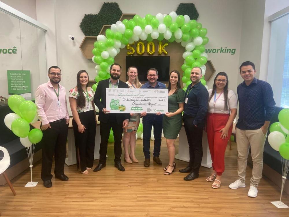 A ganhadora associada da Sicredi Planalto das Águas PR/SP recebeu o cheque simbólico do prêmio