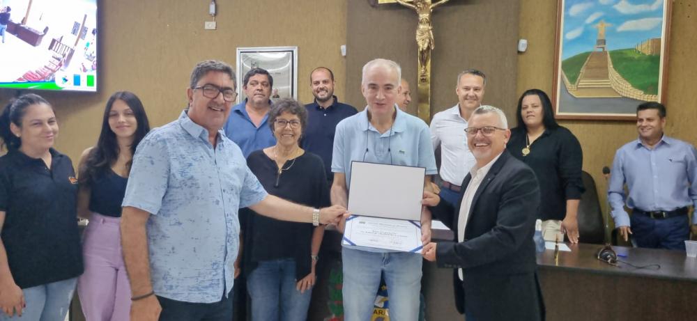 Alceu Guaita Junior entre o Prefeito de Cambará José Salim (esquerda) e Rogério Frutuoso Presidente da Câmara 