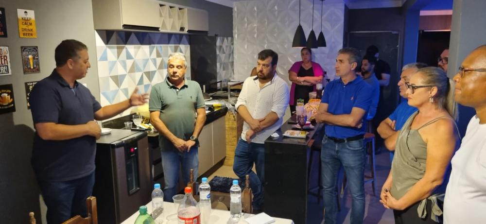 Deputado Cobra Repórter conversa com apoiadores em Cambará