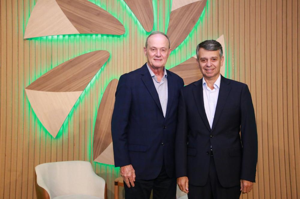 O presidente da Central Sicredi PR/SP/RJ, Manfred Dasenbrock, (à esq.) e o presidente da Sicredi Novos Horizontes PR/SP/RJ, Luciano Kluppel Créditos: João Alves