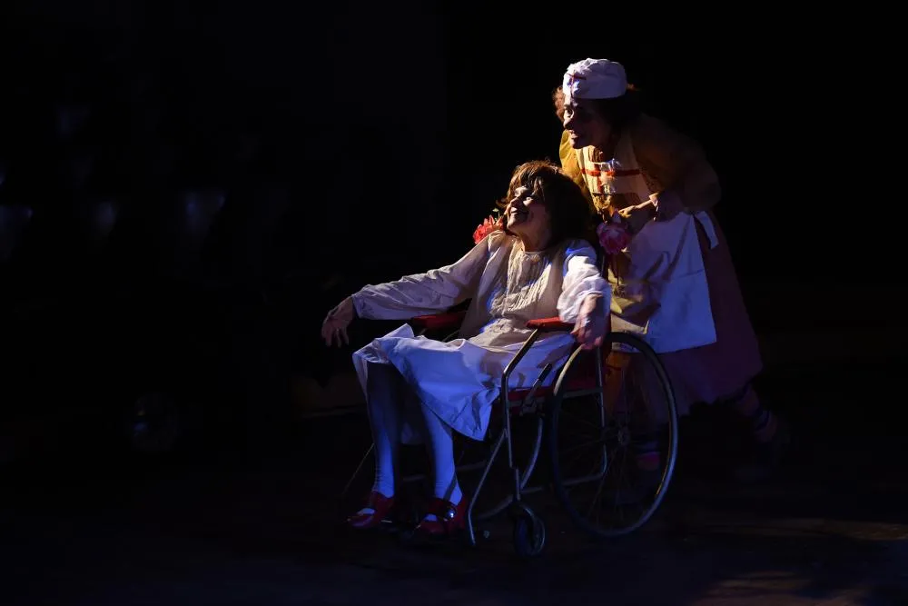 XIX Mostra acontecerá entre os dias 26 de agosto e 3 de setembro; foto da peça "Mortes Ardentes, Paixões Enterradas", do Humatriz Teatro, no EnCena 2023