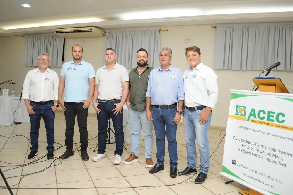 Dirigentes da ACEC com os candidatos a Prefeito e Vice de Cambará - Fotos: Carlos Roberto Francisquini/Arquivo Jornal Circulando