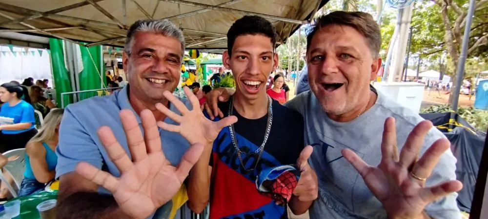 Walcir e Gil posam para fotos com público na barraca Brasileira: Durival Taborda - TN Facilitador Digital