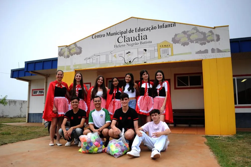 Meninas Arco-Íris e DeMolays - Fotos Carlos Roberto Francisquini/Arquivo Jornal Circulando 