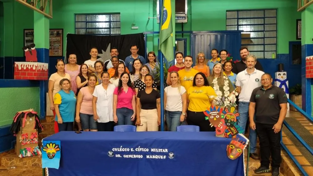 Parte da equipe de colaboradores do Colégio Estadual Cívico Militar Dr. Generoso Marques - Foto: Carlos Roberto Francisquini/Arquivo Jornal Circulando