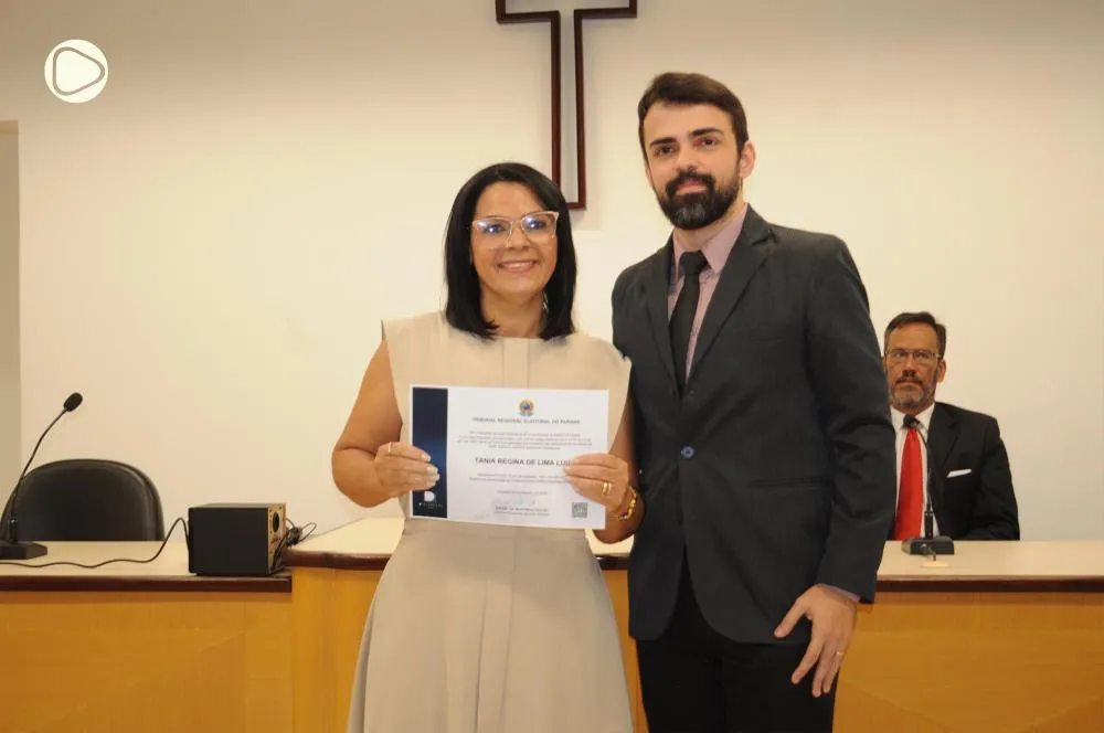 Tânia Lima recebe o Diploma das mãos Juiz Eleitoral da Comarca de Cambará, Dr. Rafael da Silva Melo Glatz. Foto: Carlos Roberto Francisquini/arquivo Jornal Circulando