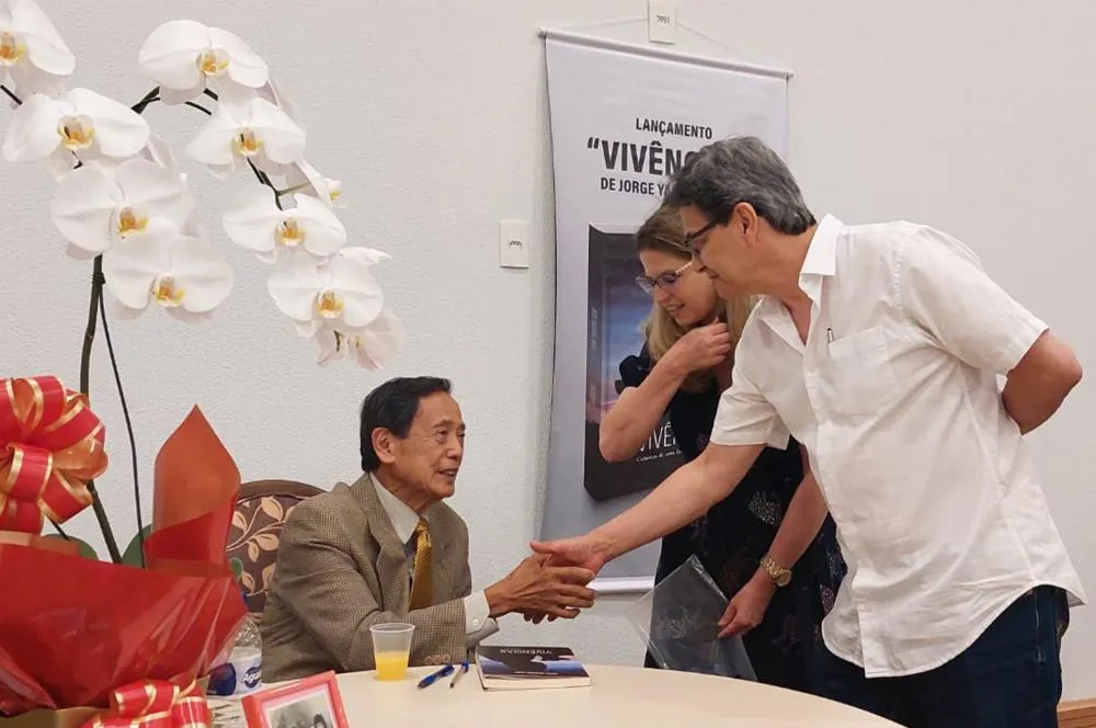 Jorge Yasufide Uesu autografa livros em Cambará - Fotos: Carlos Roberto Francisquini/Arquivo Jornal Circulando 