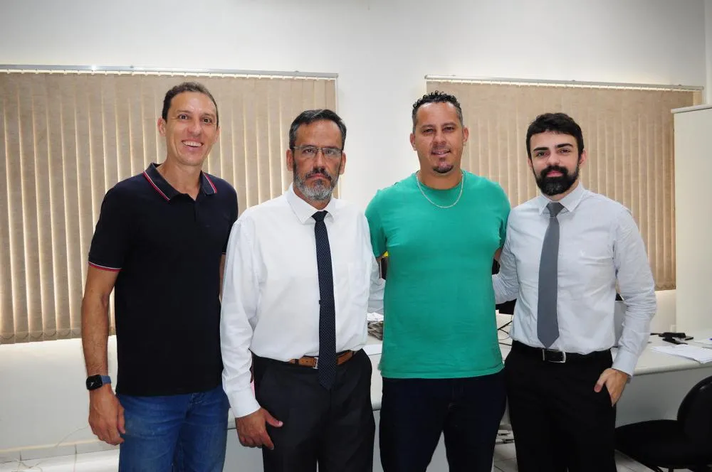 Vitor Hugo Pires, Chefe do Cartório Eleitoral, Dr. Marcel de Alexandre Coelho, representante do MP, Cassiano Menezes, vereador eleito e Dr. Rafael da Silva Melo Glatz Juiz Eleitoral da Comarca 