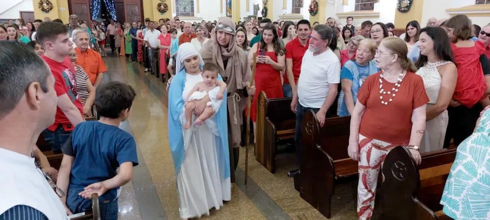 Casal cambaraense representa a Sagrada Família durante missa de Natal em Cambará - Fotos: Carlos Roberto Francisquini/Especial para o Jornal Circulando