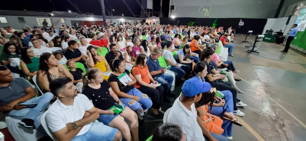 Claudio Marcos Orsini, Presidente da Cooperativa Sicredi Paranapanema Serrana fala para grande público em Cambará - foto Carlos Roberto Francisquini/Arquivo Jornal Circulando