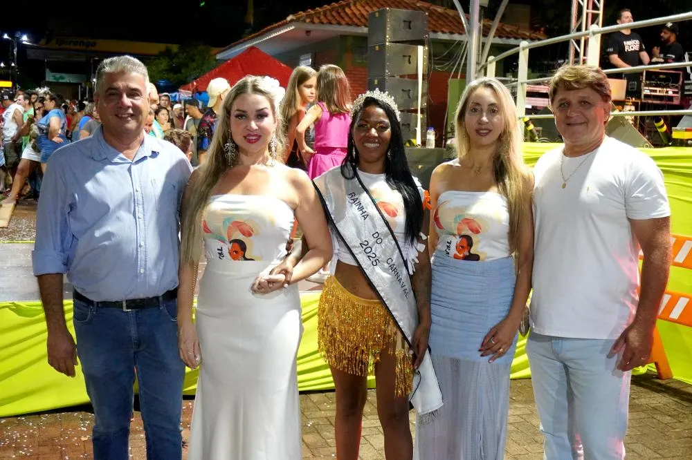 A partir da esquerda: Prefeito Walcir Joaquim, Primeira Dama Karan Joaquim, Rainha do Carnaval 2025 Rosinéia Carvalho, Mercya e Gil dos Anjos - Foto: Carlos Roberto Francisquini/Arquivo Jornal Circulando