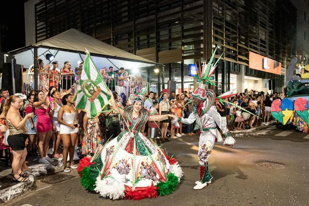 O mestre-sala Seu Carlinhos Samba e a porta-bandeira Thamires Teixeira durante desfile da Capiau em 2024 - Foto: Tiago Ângelo/Especial para o Jornal Circulando