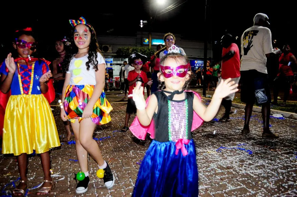 Crianças se divertem no Carnaval de Cambará - Fotos: Carlos Roberto Francisquini/Arquivo Jornal Circulando 