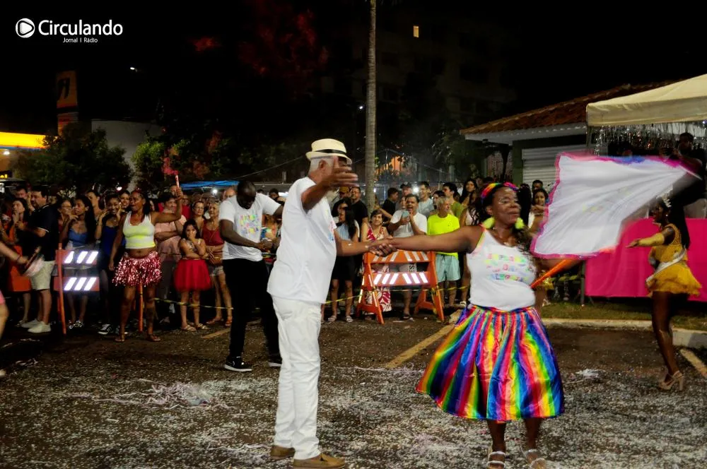 Mestre-sala e Porta-bandeiras agitam carnaval de Cambará - Foto: Carlos Roberto Francisquini/Arquivo Jornal Circulando