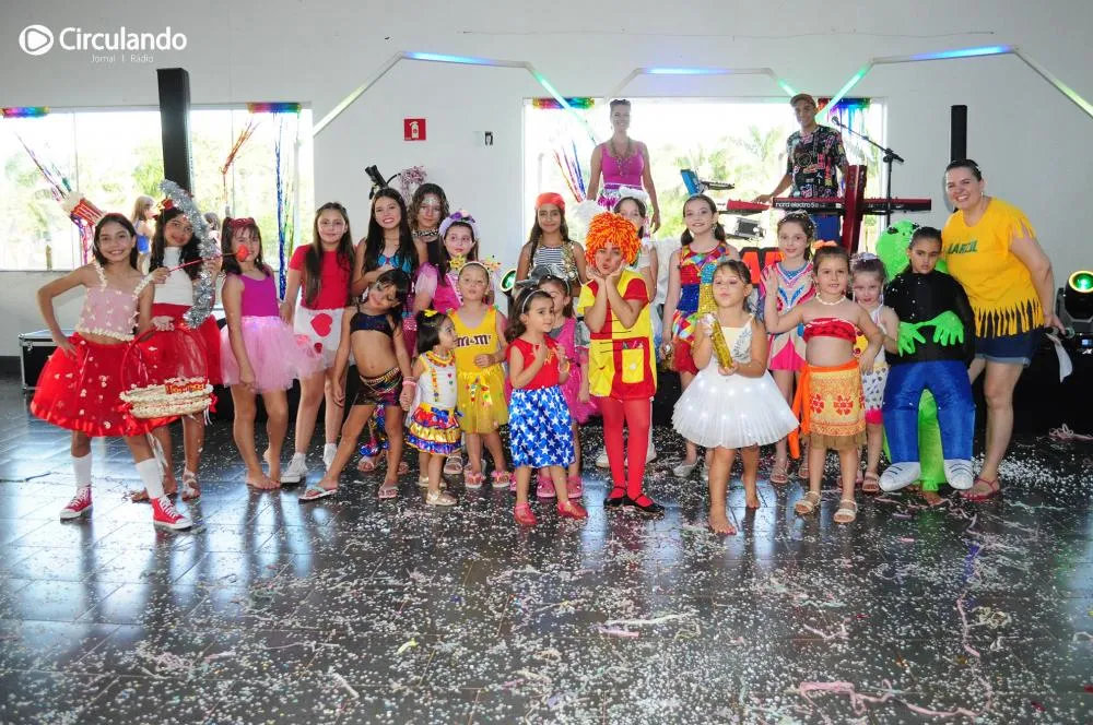Matinê da AABB teve alegria e desfile de fantasias