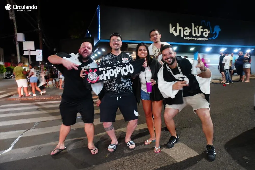 Corintianos festejam título do paulistão na Avenida Brasil de Cambará - Fotos: Carlos Roberto Francisquini/Arquivo Jornal Circulando