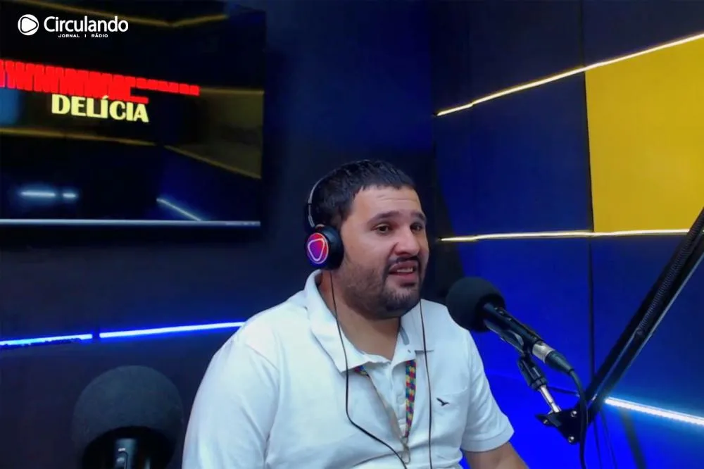 Heverton Luchesi no estúdio da Rádio CirculandoFM - Foto: Carlos Roberto Francisquini/Arquivo Jornal Circulando