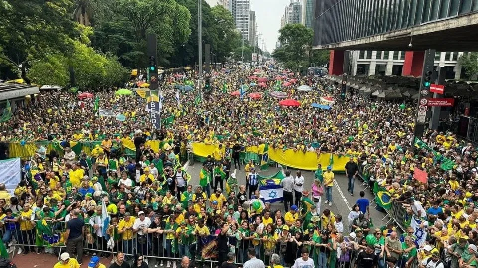 Ato pró-anistia leva multidão a Paulista neste domingo - Foto: Reprodução da Gazeta do Povo 