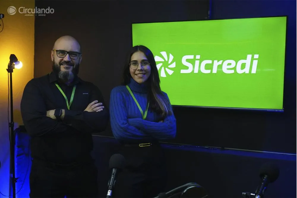 Leandro Moreira e Yasmin Lorena Lopes de Brito nos estúdios da Rádio CirculandoFM - Foto: Carlos Roberto Francisquini/Arquivo Jornal Circulando