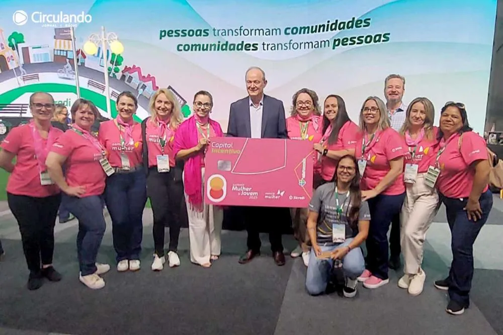Manfred Dasenbrock, diretor do Woccu e presidente da Central Sicredi PR/SP/RJ, entre integrantes da Comitê Mulher Sicredi - Foto: arquivo pessoal/Especial para o  Jornal Circulando