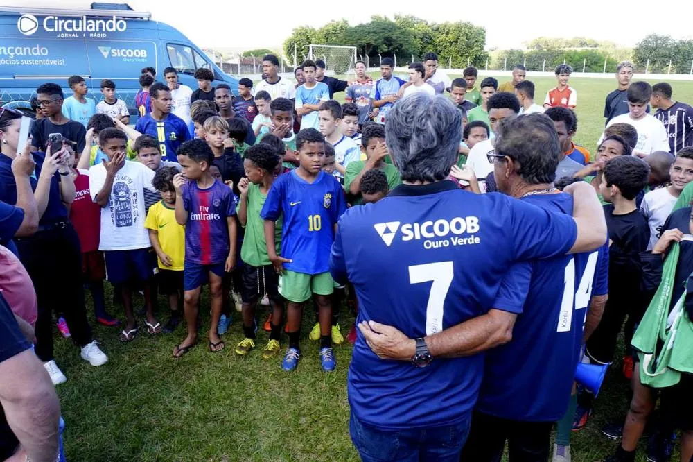 Presidente da Cooperativa Sicoob Ouro Verde com o Professor Maza em dia de festa no Estádio João Pereira Lima em Cambará - foto: Carlos Roberto Francisquini/Arquivo Jornal Circulando