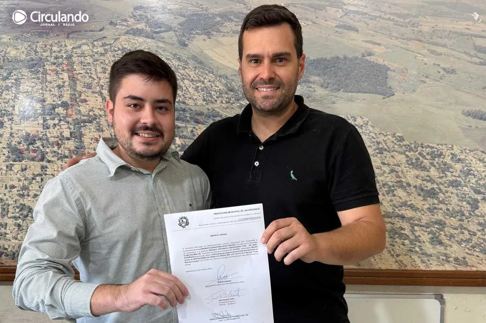 A partir da esquerda: Fúlvio Boberg secretário municipal do Desenvolvimento Urbano e Marcelo Antonieto empresário responsável pela obra Foto: Da assessoria 