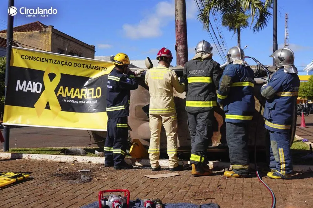 Brigada Comunitária simula resgate de vítimas de acidente para concientizar comunidade sobre a importância da valorização da vida. Foto: Carlos Roberto Francisquini/Arquivo Jornal Circulando