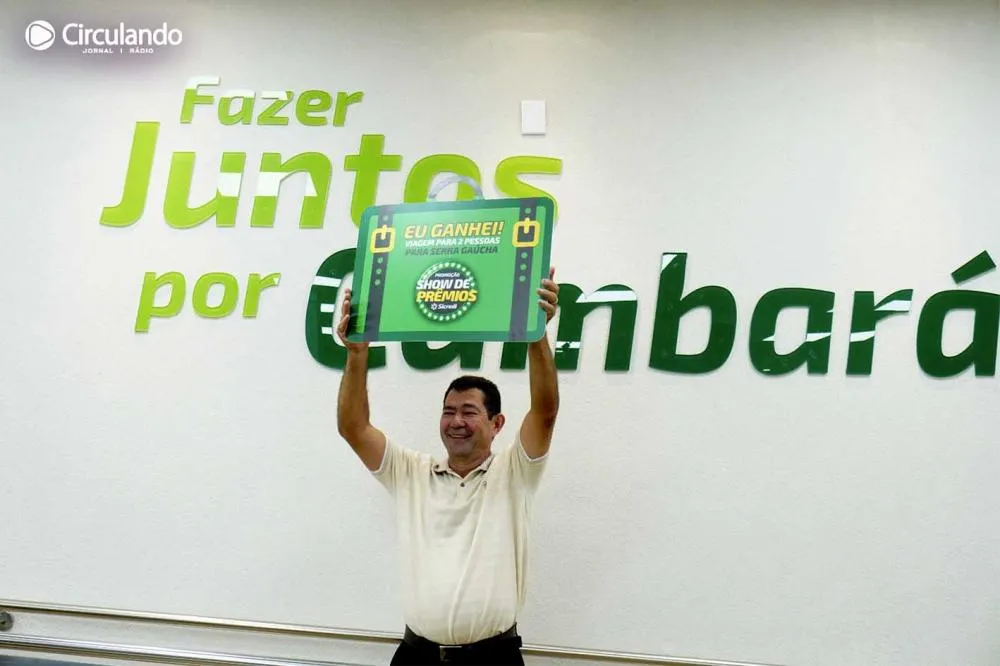 Osvaldo Cunha, associado da agência Sicredi de Cambará comemora prêmio: “Vou compartilhar com a pessoa mais importante da minha vida”, disse. Foto: Carlos Roberto Francisquini/Arquivo Jornal Circulando 