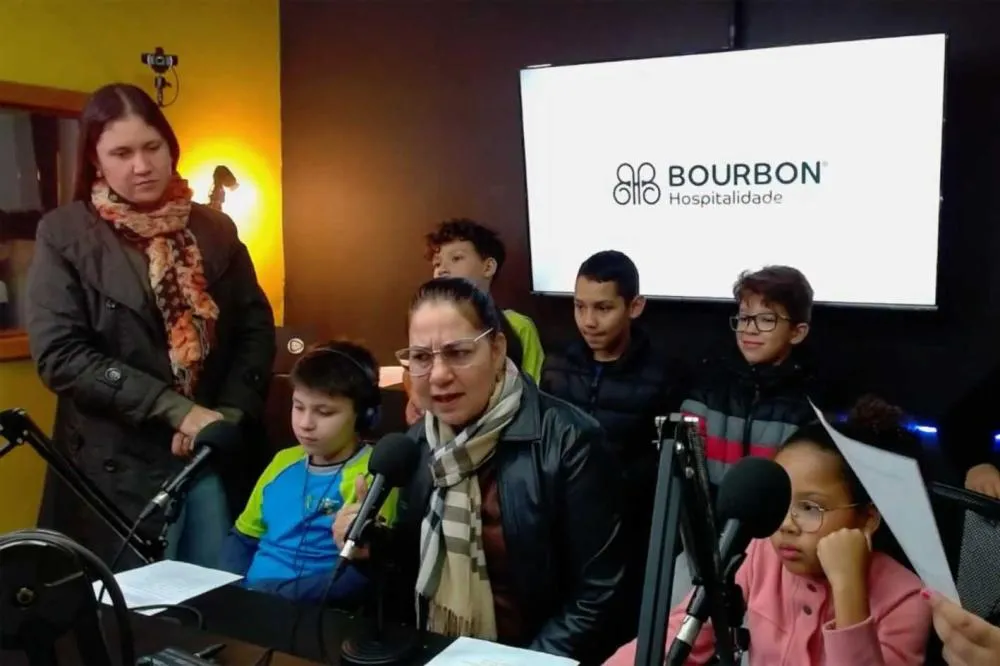 Professora Francielli Axman Tavares Duarte com seus alunos na Rádio Circulando - Foto: Carlos Roberto Francisquini/Arquivo do Jornal Circulando