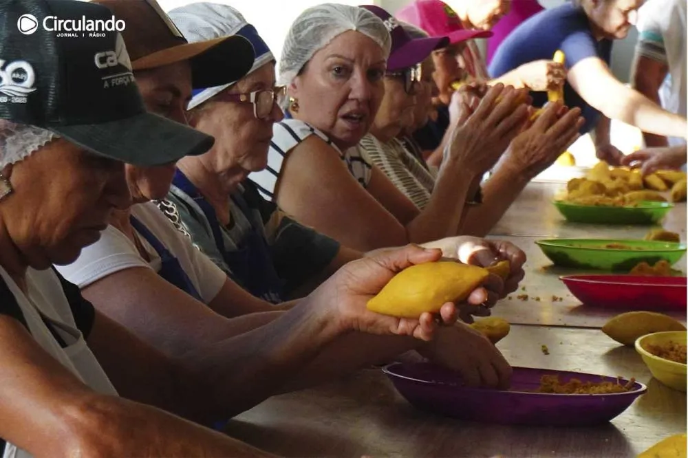 Mãos delicadas e fortes fazem a festa do milho verde de Cambará - Fotos: Carlos Roberto Francisquini 