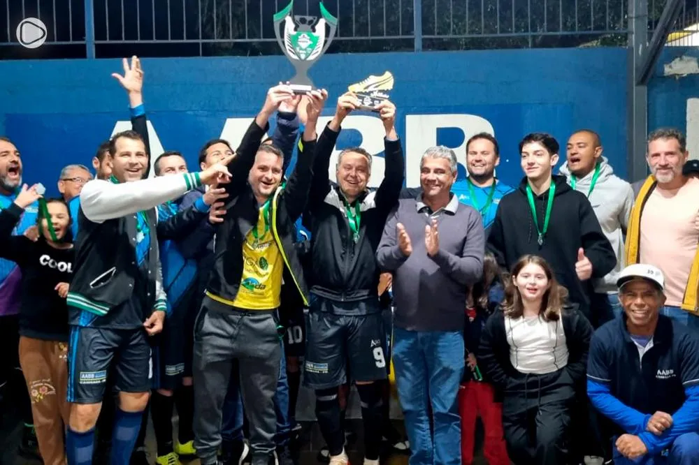 AABB Master levanta o troféu de campeão - Foto: Carlos Roberto Francisquini/Jornal Circulando