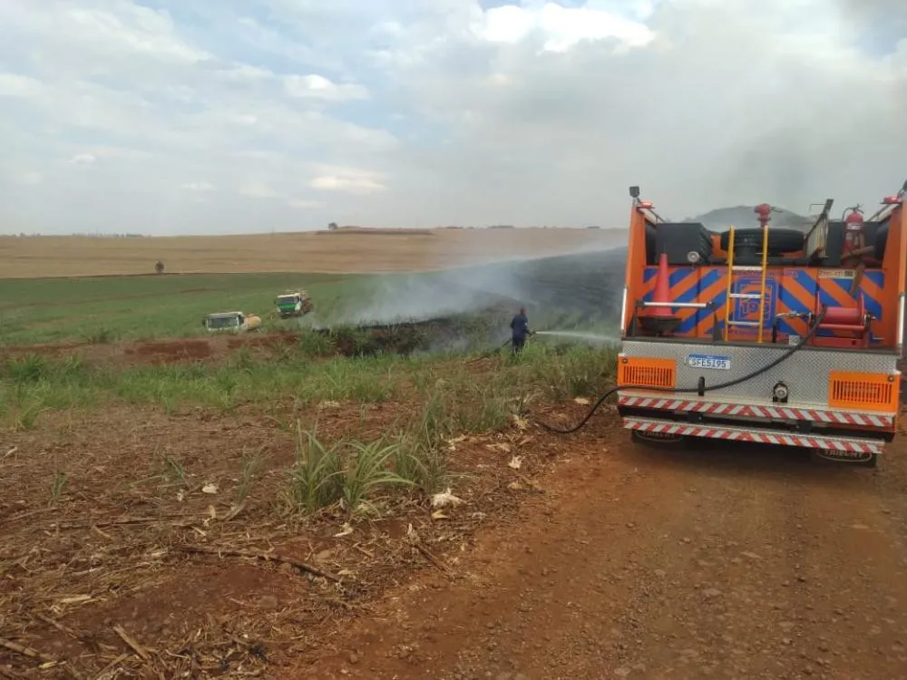Defesa civil em combate a foto na zona rural de Cambará - Foto: Defesa civil/Especial para o Jornal Circulando