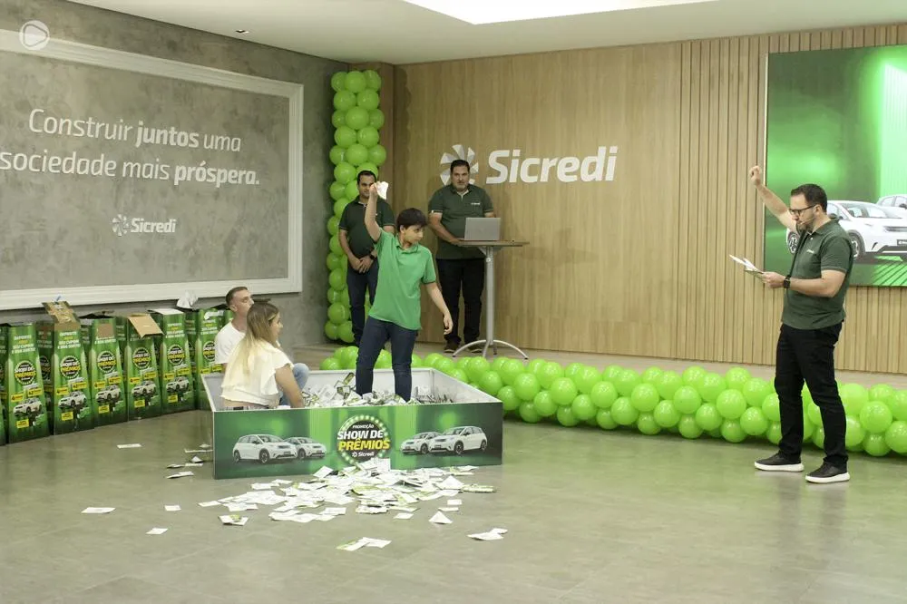 Garoto segura cupom premiado 