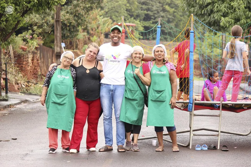 Caique entre algumas das inúmeras colaboradoras do encontro das crianças. - Foto: Carlos Roberto Francisquini/Arquivo Jornal Circulando 