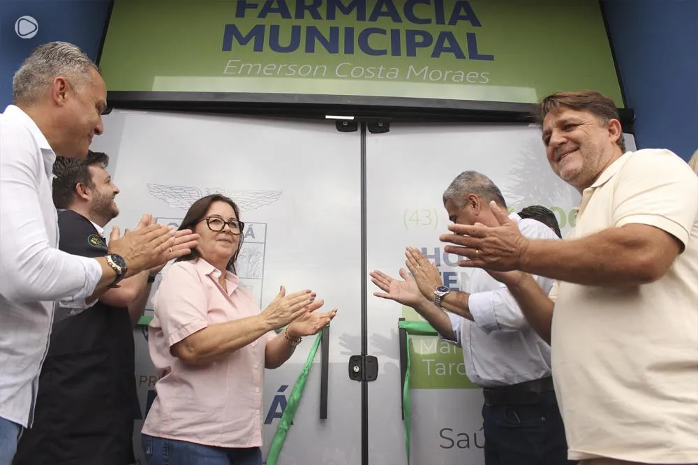 Celina de Moraes entre autoridades na inauguração da Farmácia Municipal Emerson Costa de Moraes - Foto: Carlos Roberto Francisquini/Arquivo Jornal Circulando