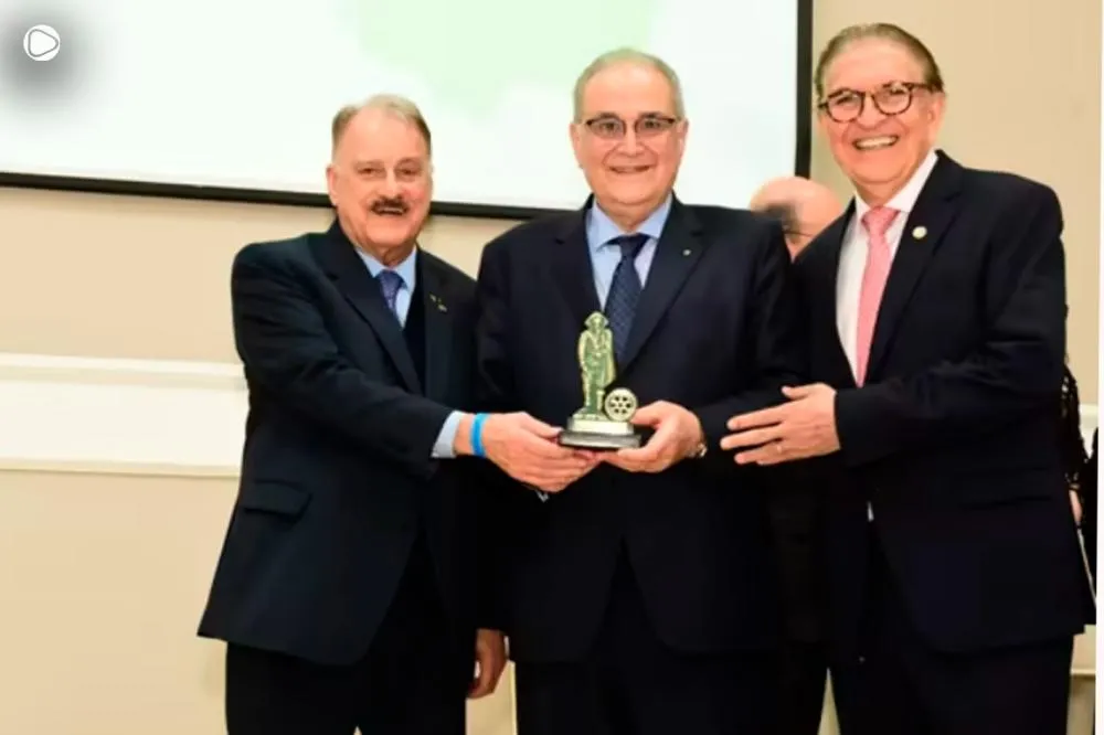 Da esquerda para a direita: José Antiório, diretor Rotary International; Alceu A. Vezozzo Filho, CEO da Bourbon Hospitalidade; e Elizeu Lima, criador do Prêmio Bandeirante (crédito da foto: Antonio Freire da Silva) - 
