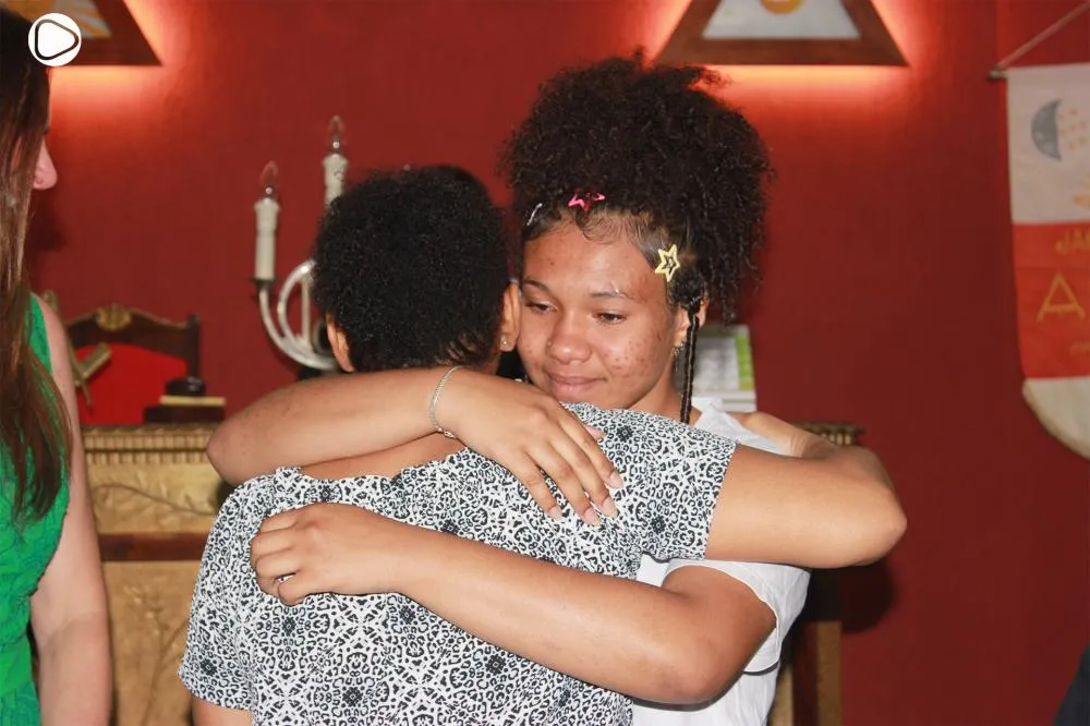 Alice Teixeira Brizola abraça sua mãe num gesto de emoção e orgulho compartilhado - Foto: Carlos Roberto Francisquini 