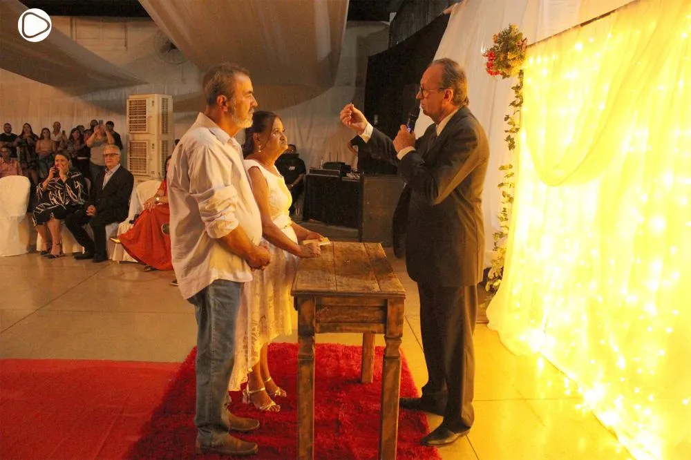 Casal celebra união em noite de sim coletivo. Foto: Carlos Roberto Francisquini/Arquivo Jornal Circulando