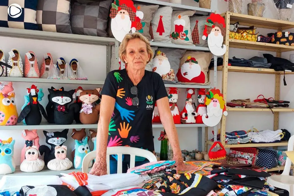 Dulce Faeda comanda a Lojinha da APAE em Cambará - Fotos: Carlos Roberto Francisquini/Arquivo Jornal Circulando