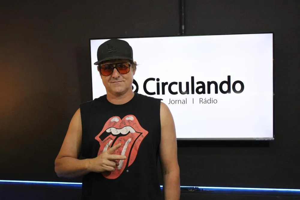 Rafael Moreira no estúdio da Rádio CirculandoFM - Foto: Carlos Roberto Francisquini/Arquivo Jornal Circulando