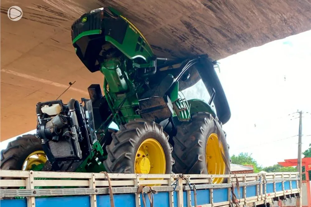 Trator fica preso em pontilhão expondo problema crônico do município - Foto: Reprodução de whastapp