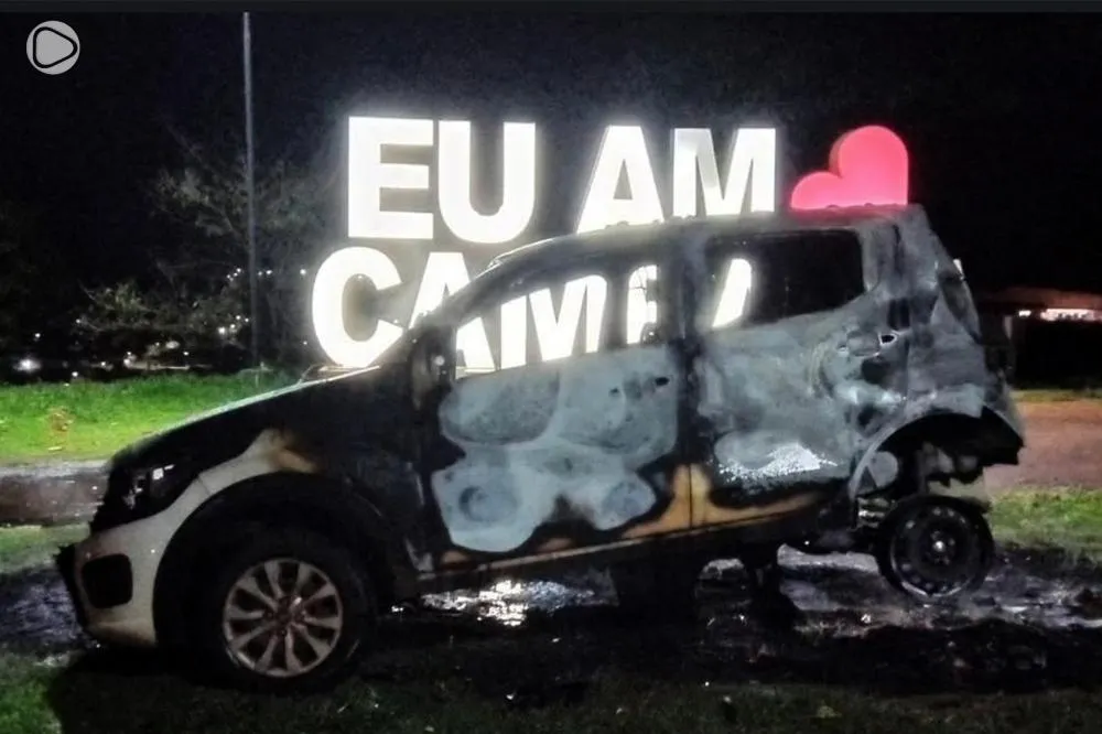 Carro ficou completamente danificado - Foto: Rodrigo Panichi Bastos